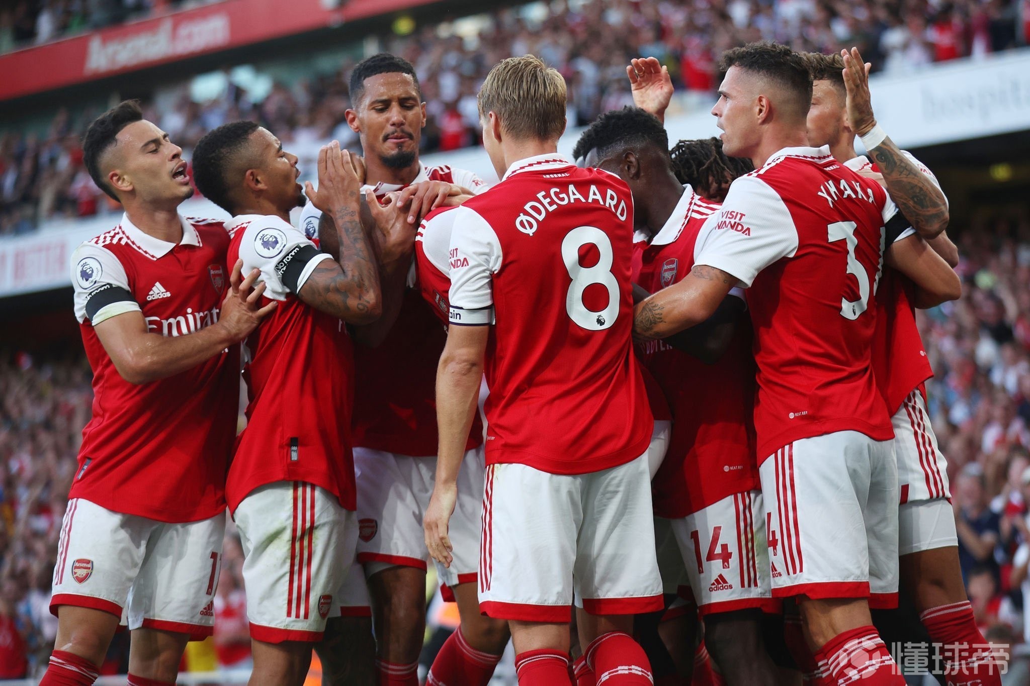 曼联4-1狼队全场数据：射正次数10-2，控球率超6成（曼联4-1狼队：数据全面占优，射正10比2、控球率超60%）