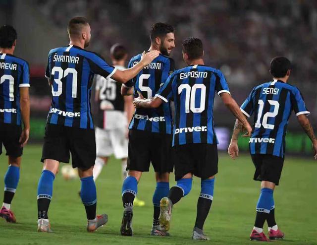 大胜33分！广东男篮晋级八强，“小胡金秋”表现出彩（轰赢33分！广东男篮挺进八强，“小胡金秋”闪耀全场）